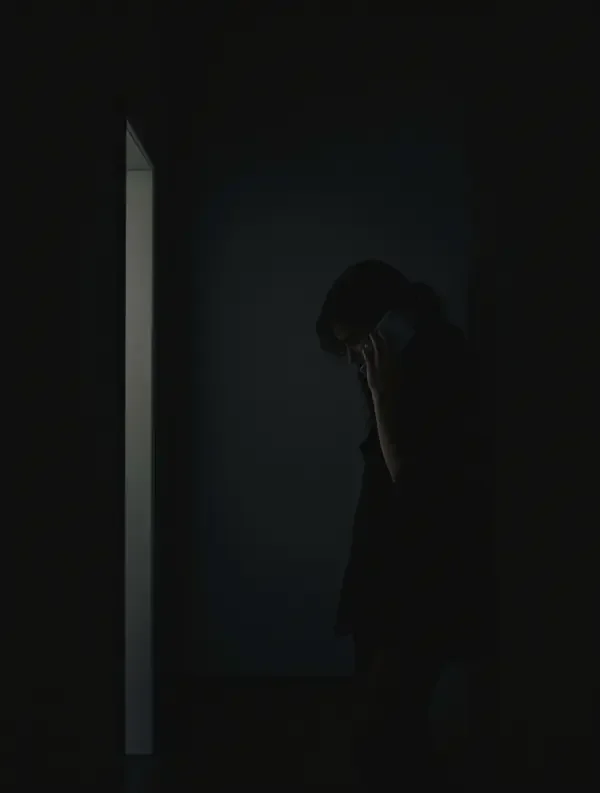 短剧《被绑「假神」的她》竖版封面,逆袭题材